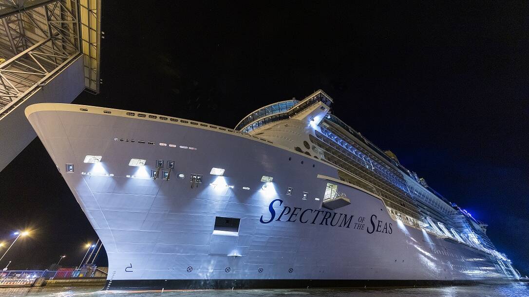 Beeindruckende Perspektiven auf die Kreuzfahrtschiffe der MEYER WERFT beinhaltet der neue Fotokalender. Das Juli-Motiv zeigt das Ausdocken der Spectrum of the Seas. Foto: Ingrid Fiebak-Kremer
