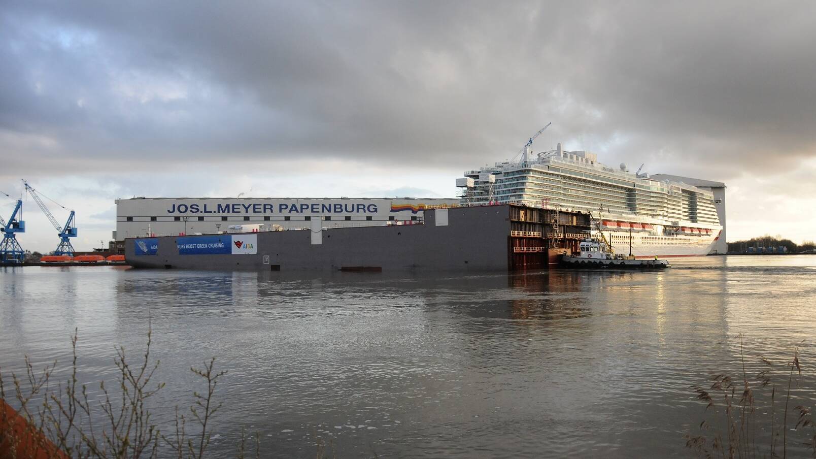 FERU der AIDAcosma vor IONA. Foto: Papenburg Marketing GmbH