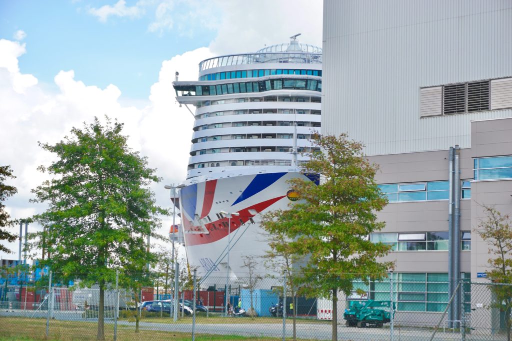 Die "Arvia" für P&O Cruises liegt aktuell vor den Werfthallen. Foto: Stephan Siegert / www.shipsatsea 