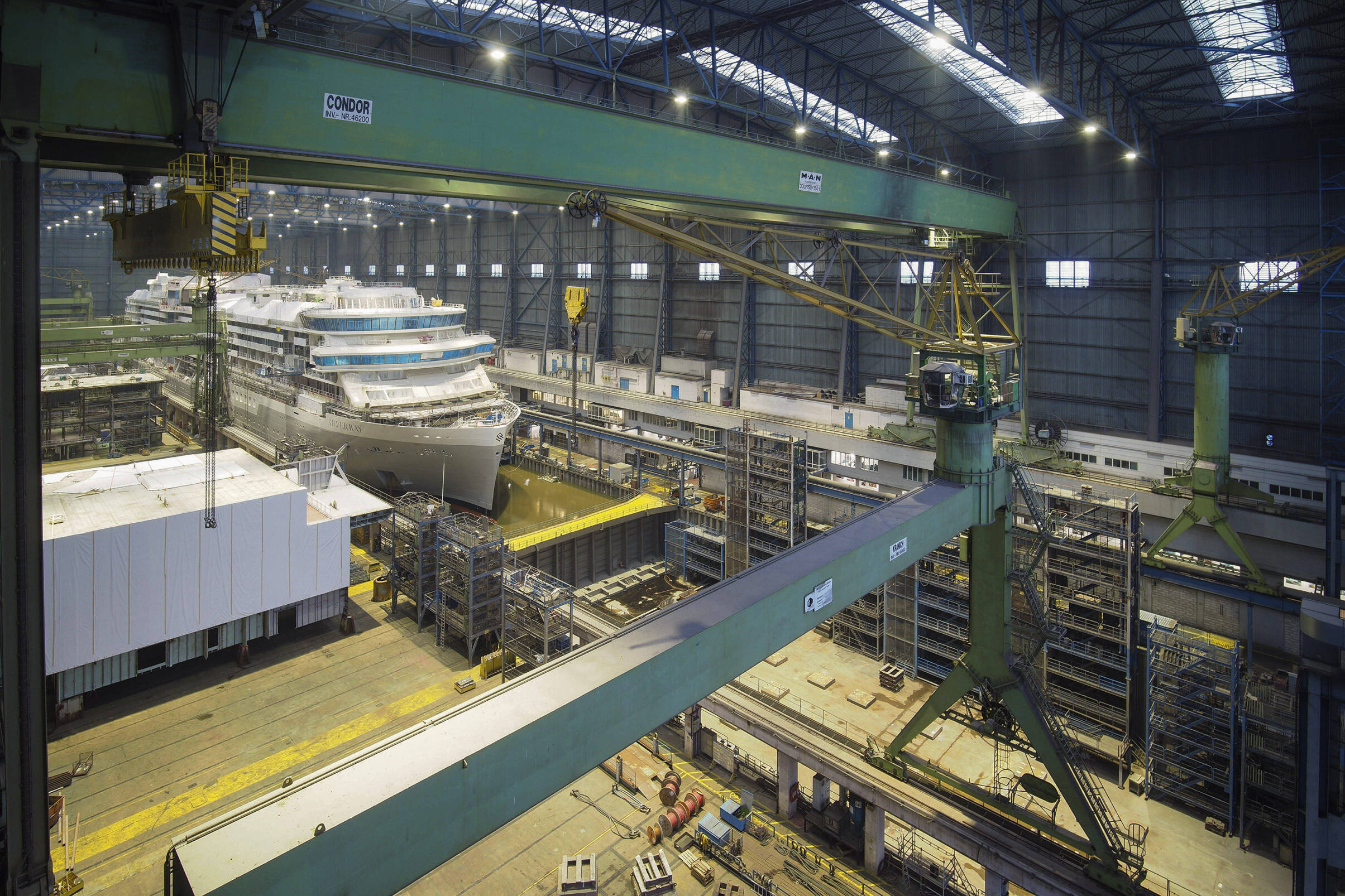 Die Silver Ray in der kleineren der beiden Baudockhallen der Meyer Werft. Meyer-Werft-Foto