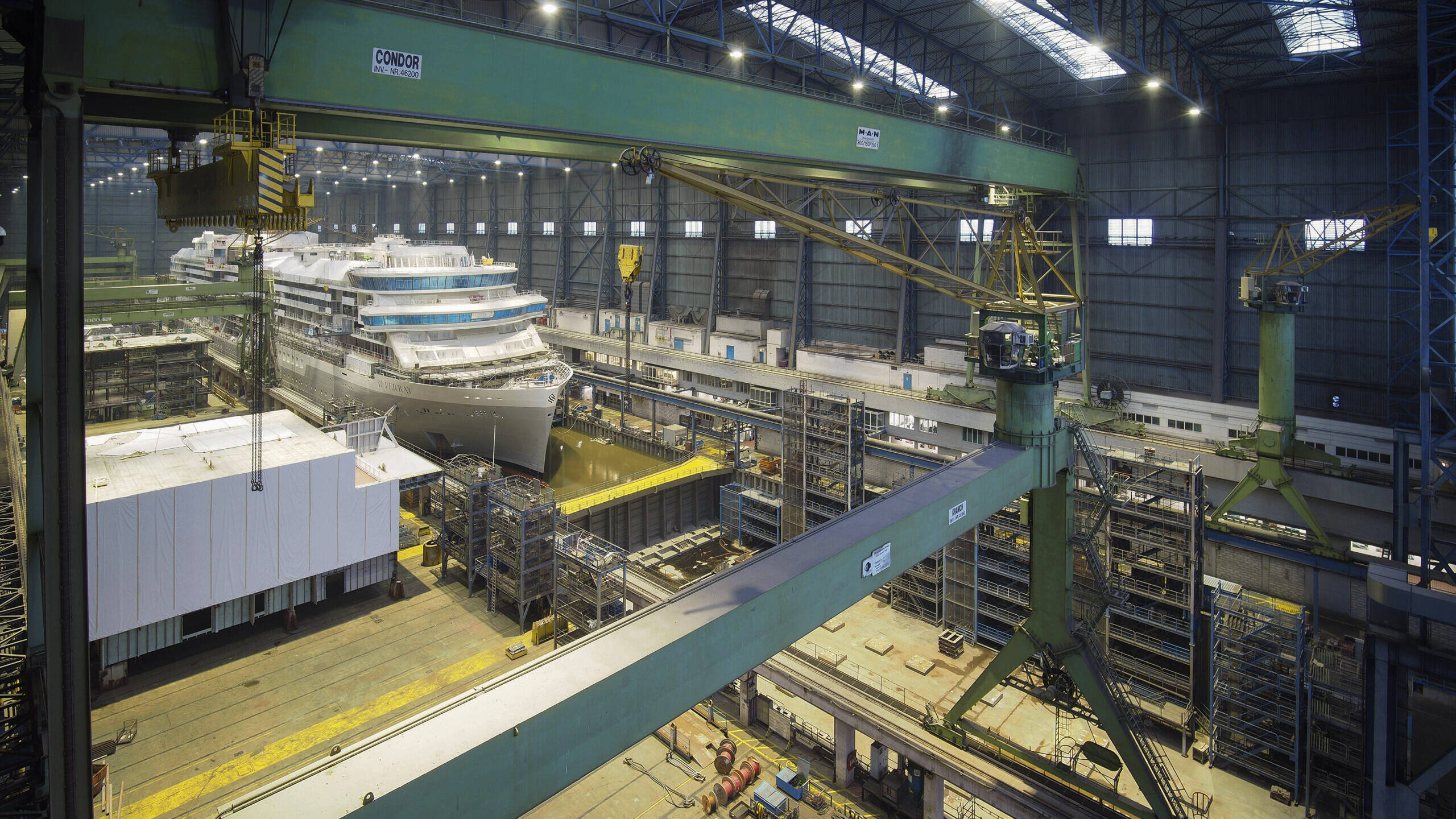 Die Silver Ray in der kleineren der beiden Baudockhallen der Meyer Werft. Meyer-Werft-Foto
