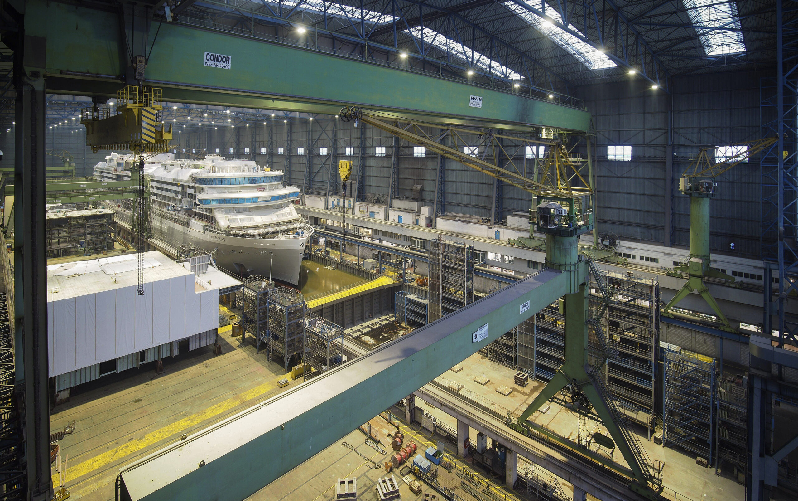 Die Silver Ray in der kleineren der beiden Baudockhallen der Meyer Werft. Meyer-Werft-Foto