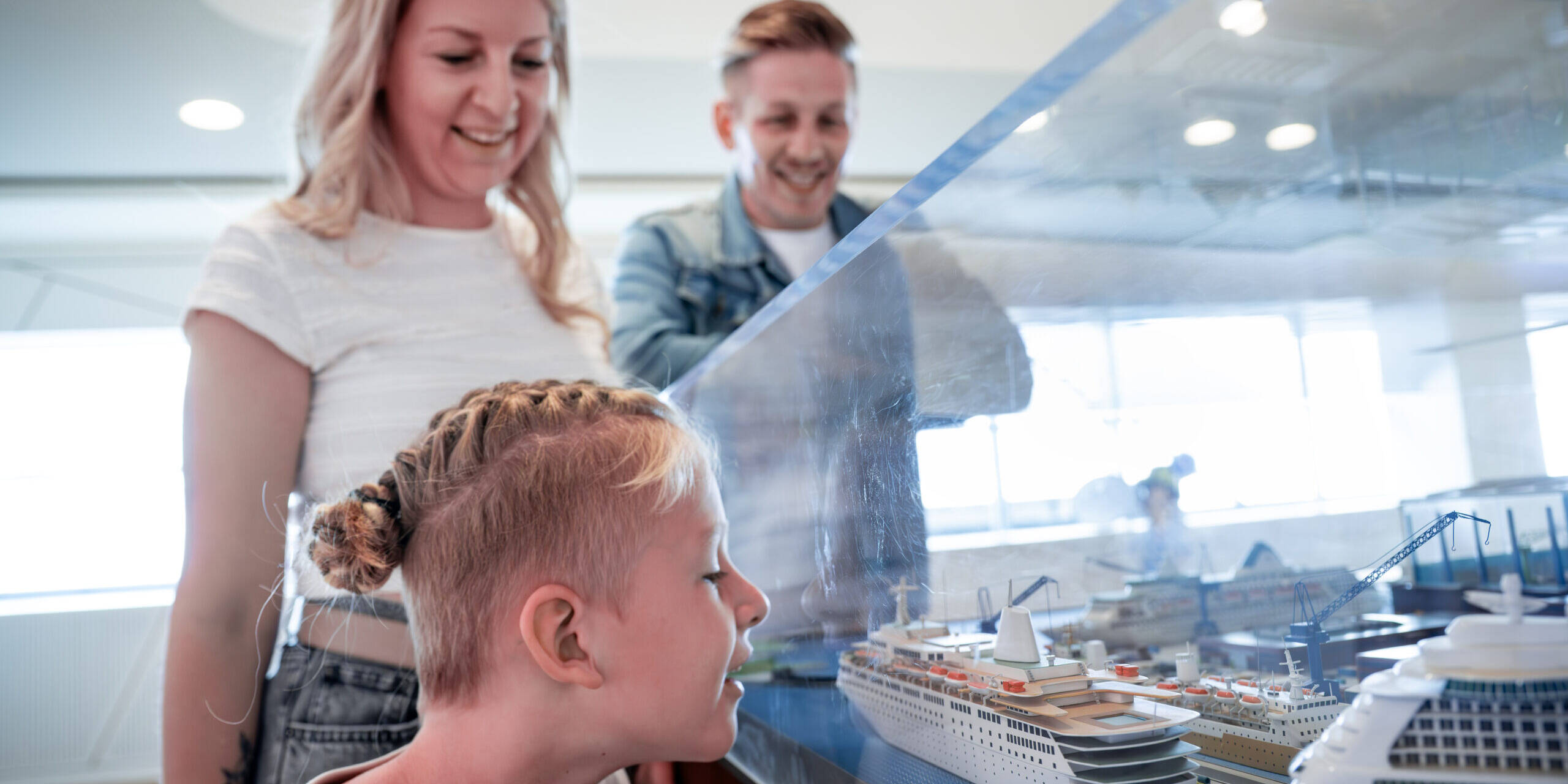 Die Kinderführungen vermitteln den Hightech-Schiffbau altersgerecht. Foto: Papenburg Marketing GmbH