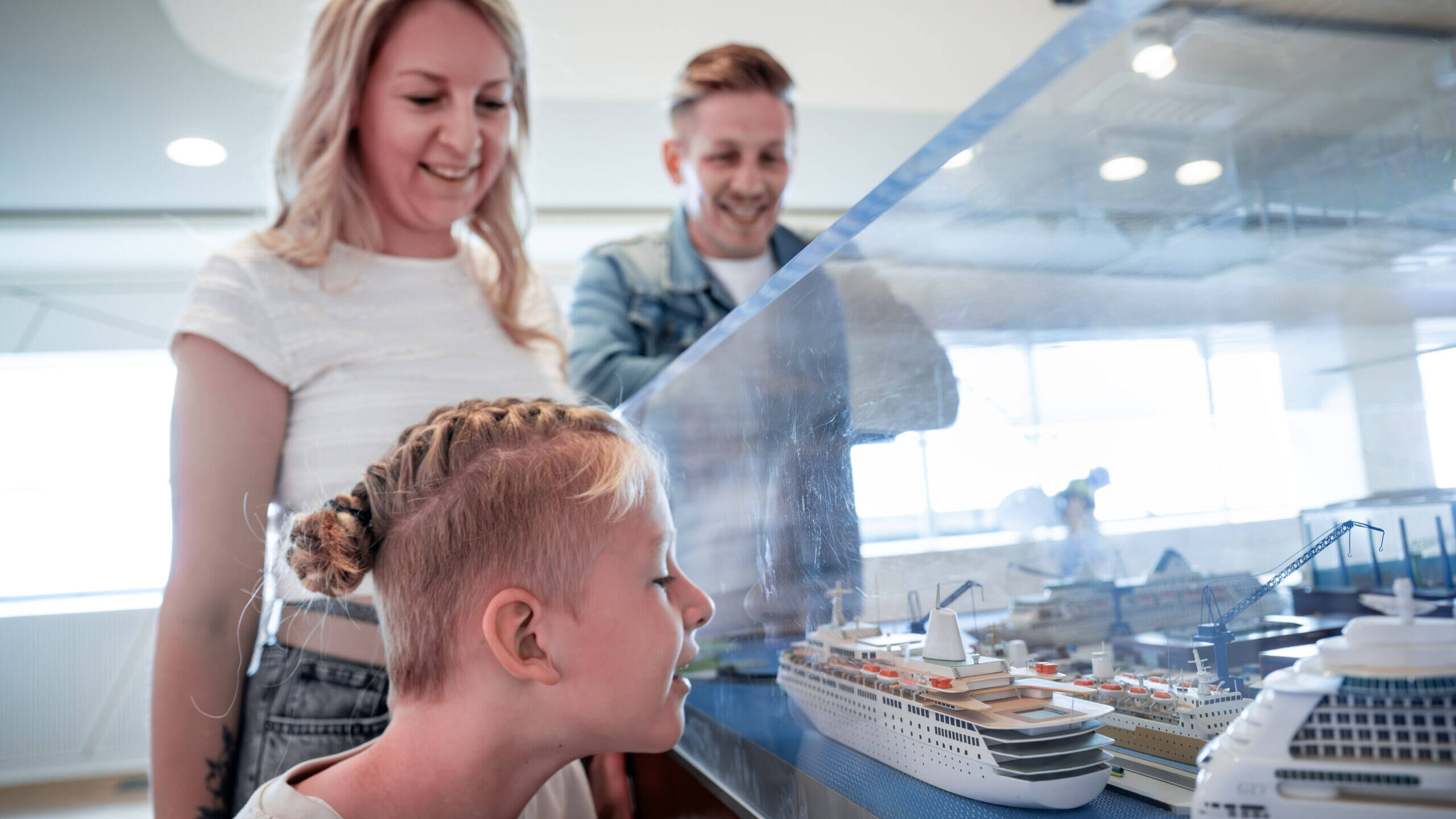 Die Kinderführungen vermitteln den Hightech-Schiffbau altersgerecht. Foto: Papenburg Marketing GmbH