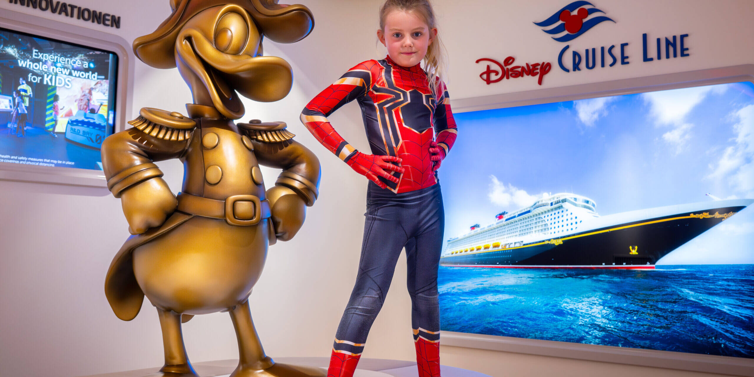 Als Spider-Man ins Besucherzentrum MEYER WERFT: Zum neuesten Schiff der Disney Cruise Line gibt´s für die jüngsten Besucher Gutscheine. Foto: Papenburg Marketing GmbH