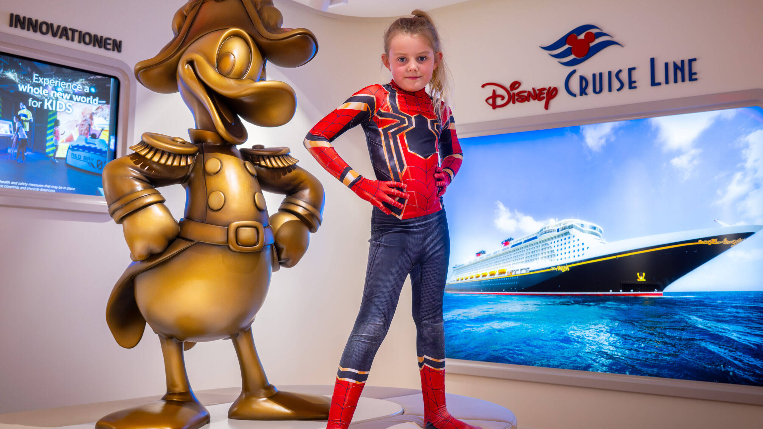 Als Spider-Man ins Besucherzentrum MEYER WERFT: Zum neuesten Schiff der Disney Cruise Line gibt´s für die jüngsten Besucher Gutscheine. Foto: Papenburg Marketing GmbH