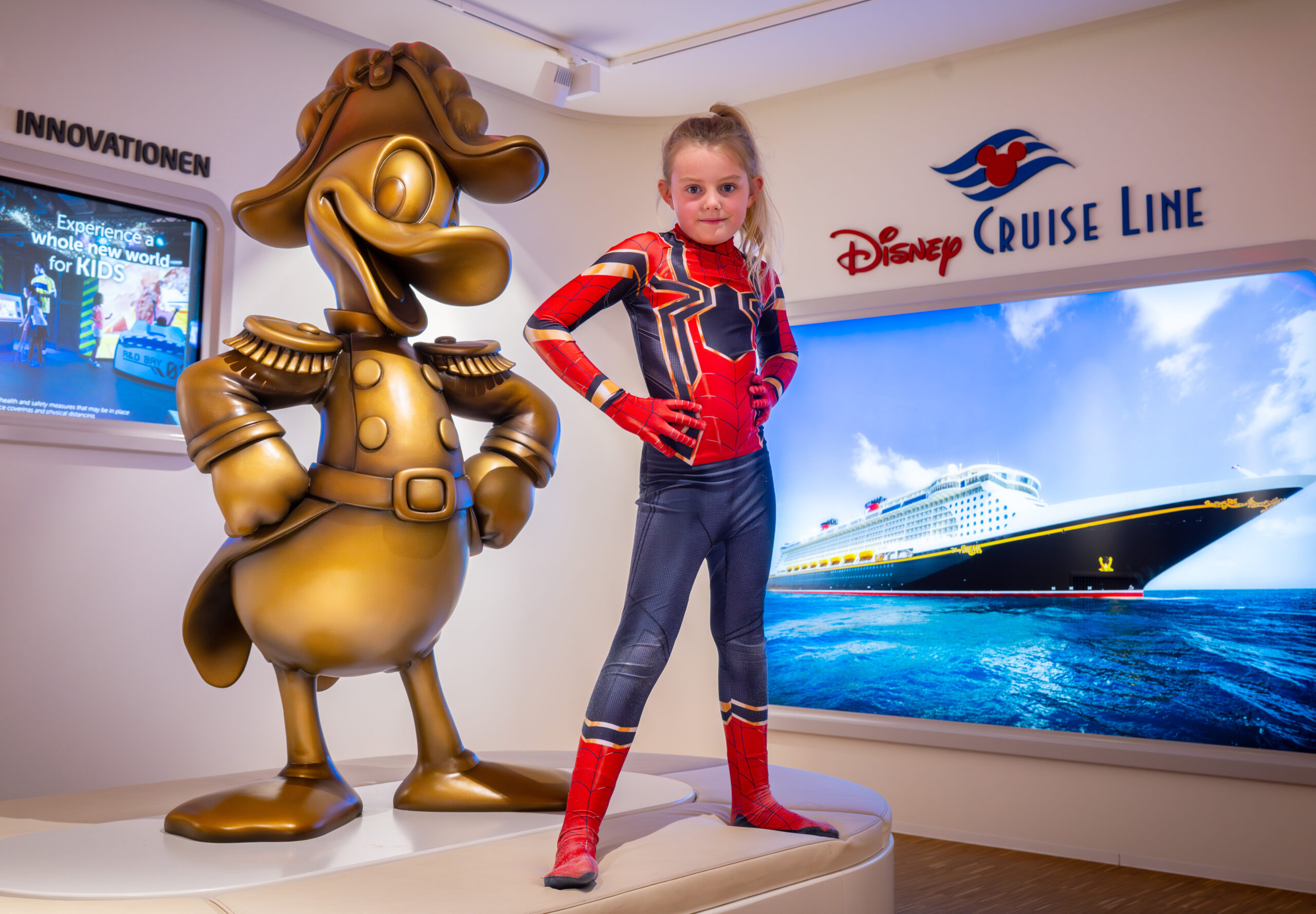 Als Spider-Man ins Besucherzentrum MEYER WERFT: Zum neuesten Schiff der Disney Cruise Line gibt´s für die jüngsten Besucher Gutscheine. Foto: Papenburg Marketing GmbH