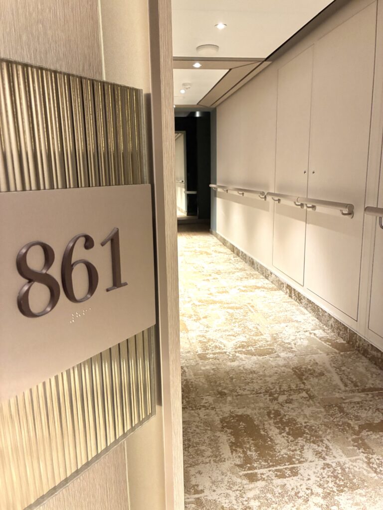 Die perfekte Illusion: Wie an Bord eines Silversea-Luxusliners fühlt der Gast sich im Original-Kabinengang im Besucherzentrum MEYER WERFT. Foto: Papenburg Marketing GmbH