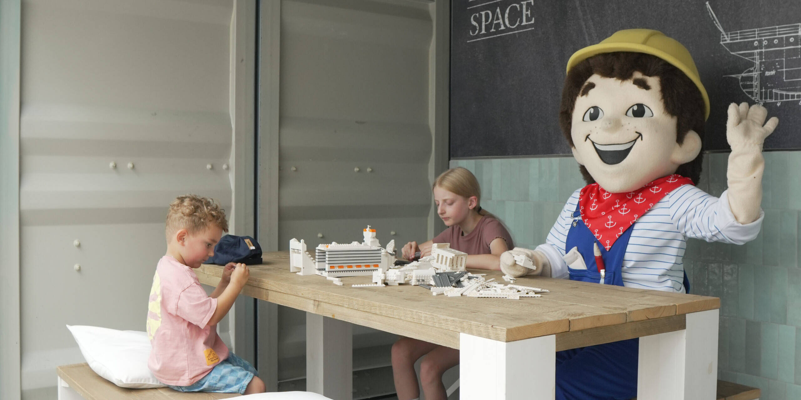 Kalle Kreuzer möchte mit vielen Kindern am Besucherzentrum MEYER WERFT seinen Geburtstag feiern. Foto: Papenburg Marketing