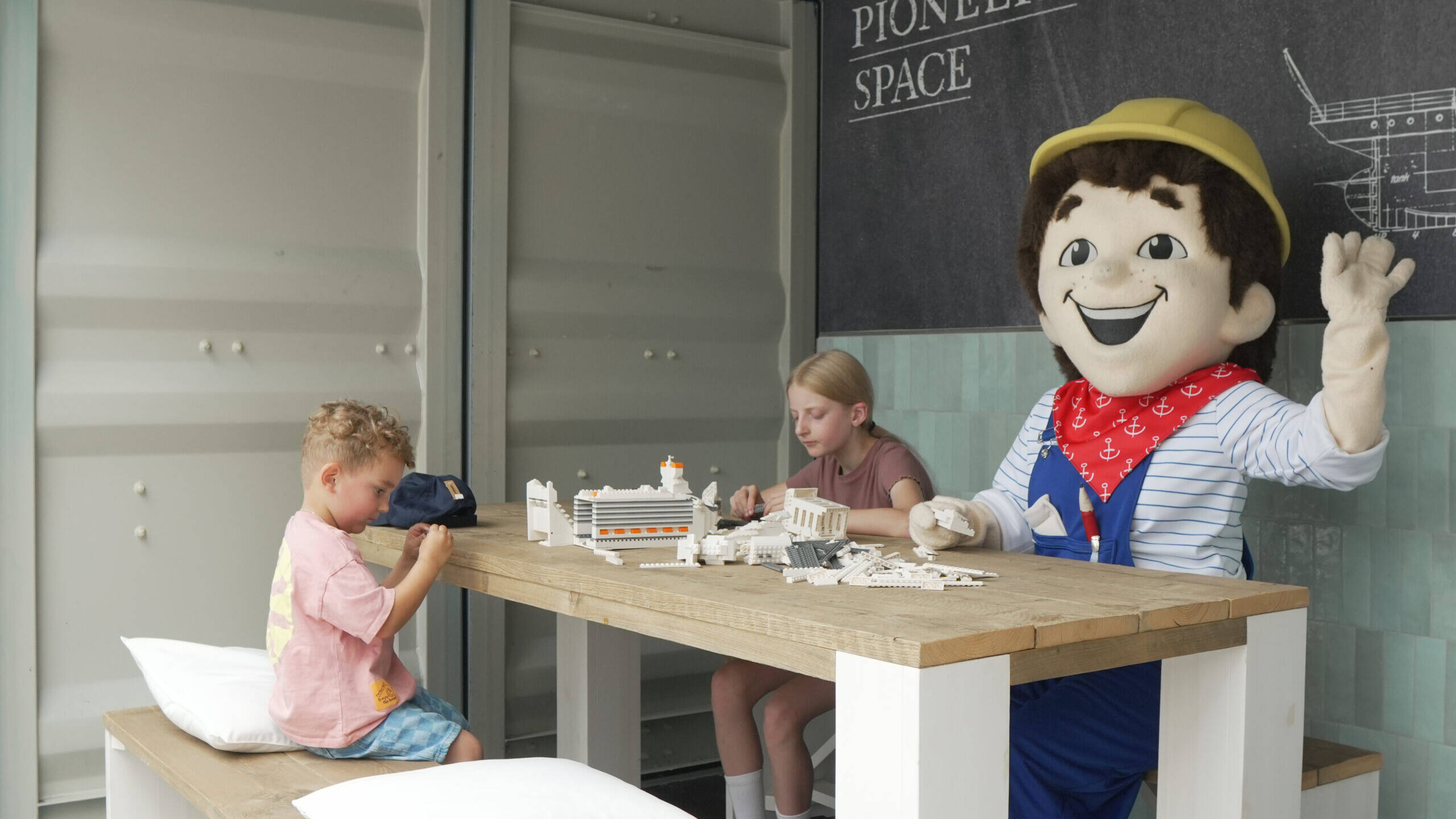 Kalle Kreuzer möchte mit vielen Kindern am Besucherzentrum MEYER WERFT seinen Geburtstag feiern. Foto: Papenburg Marketing