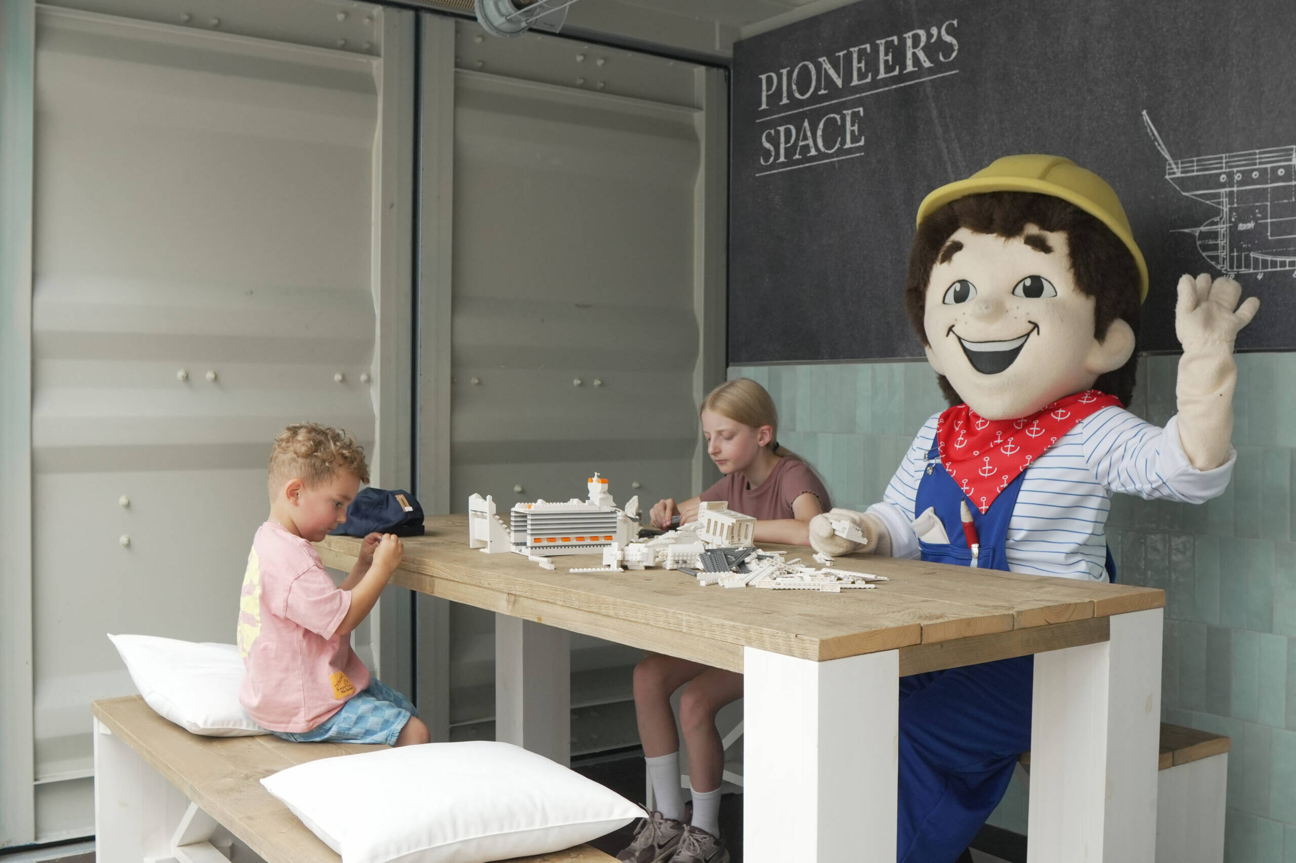 Kalle Kreuzer möchte mit vielen Kindern am Besucherzentrum MEYER WERFT seinen Geburtstag feiern. Foto: Papenburg Marketing